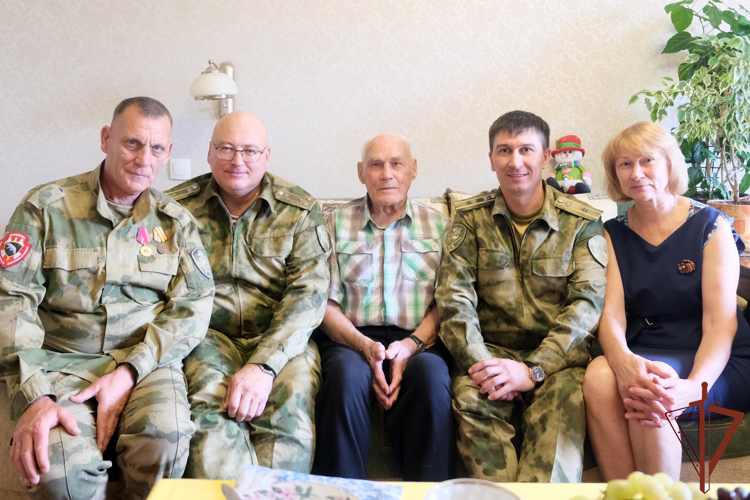 В Новосибирске росгвардейцы поздравили ветерана Великой Отечественной войны с 99-летием