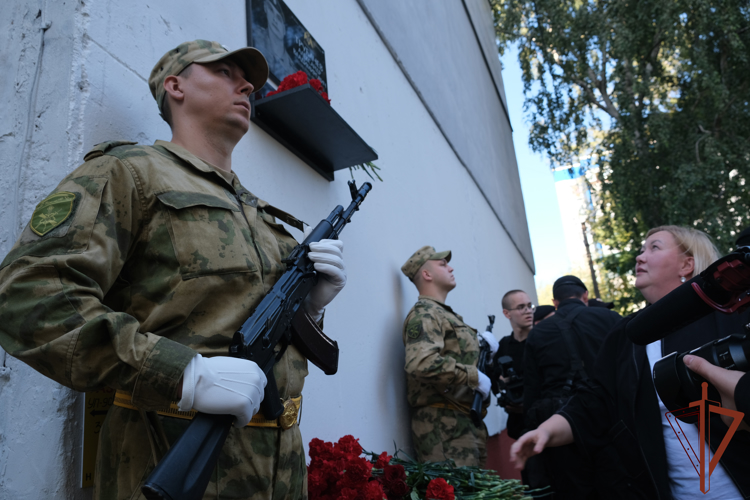 Памятную доску погибшему в ходе СВО росгвардейцу открыли в Курске