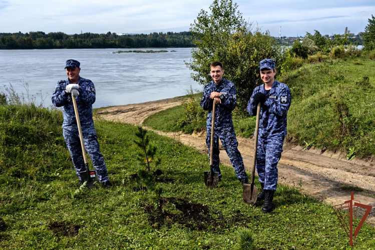 В рамках акции «Зеленая Россия» росгвардейцы помогли облагородить берега рек Томь и Шурак 