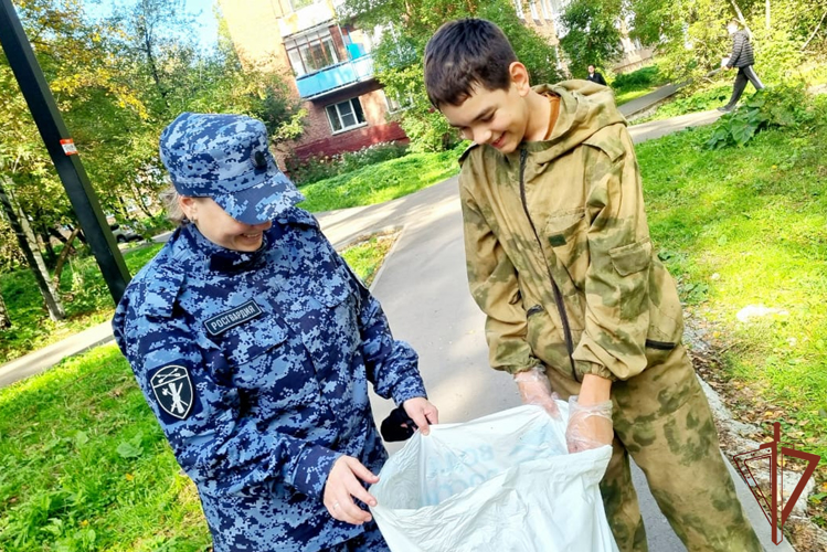 Сотрудники Росгвардии в регионах Сибири провели экологические акции по уборке мусора