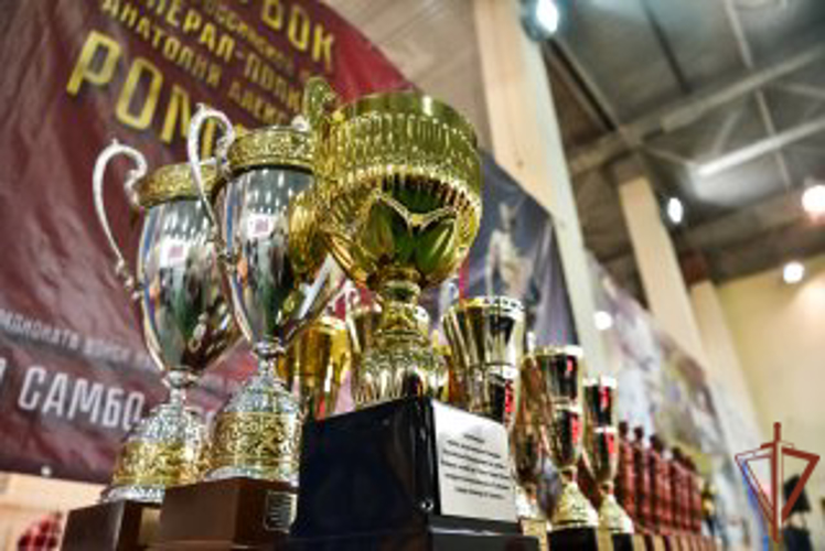 Победителям чемпионата Росгвардии по самбо вручили спортивные награды