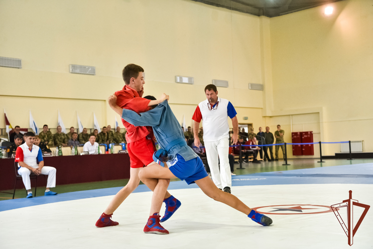 Победителям чемпионата Росгвардии по самбо вручили спортивные награды