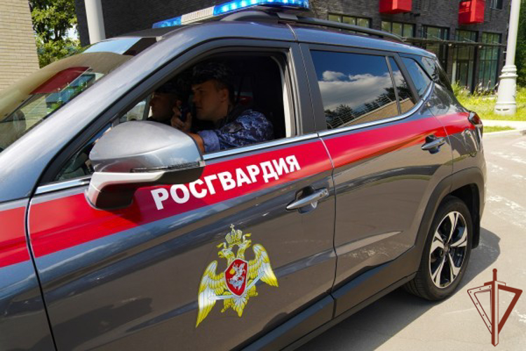 Сотрудники Росгвардии задержали буйного мужчину, угрожавшего работнику магазина в Москве (видео)