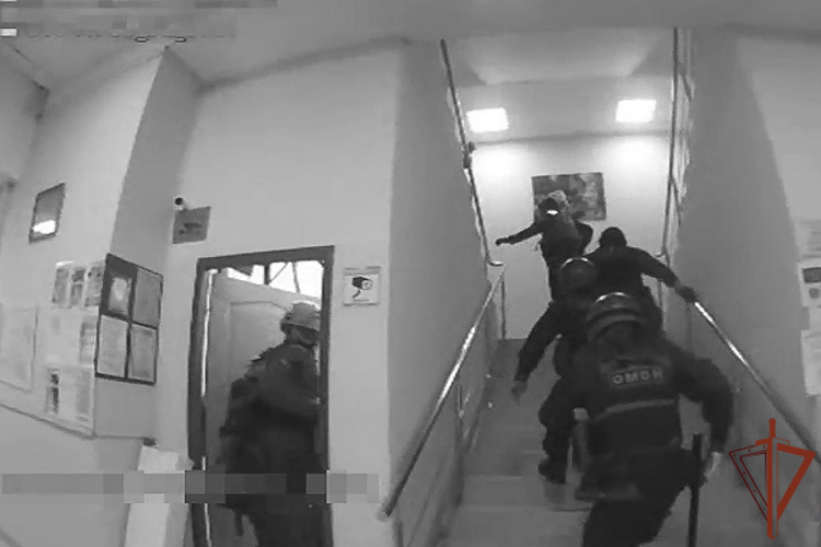 При силовой поддержке спецназа Росгвардии в Москве задержаны подозреваемые в рамках уголовного дела (видео)