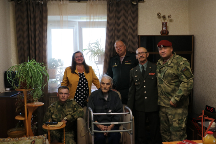 Военнослужащие Росгвардии поздравили ветерана Великой отечественной войны со 100-летним юбилеем
