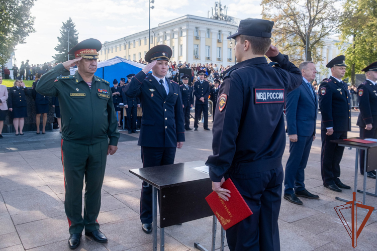 Командующий Приволжским округом Росгвардии принял участие в церемонии приведения к Присяге курсантов Нижегородской академии МВД