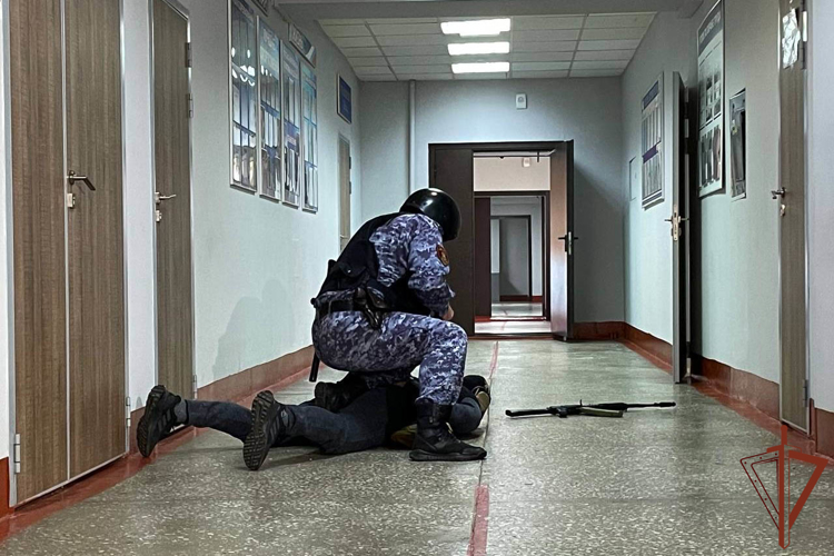 Росгвардейцы провели антитеррористическое учение на объекте образования в Красноярске