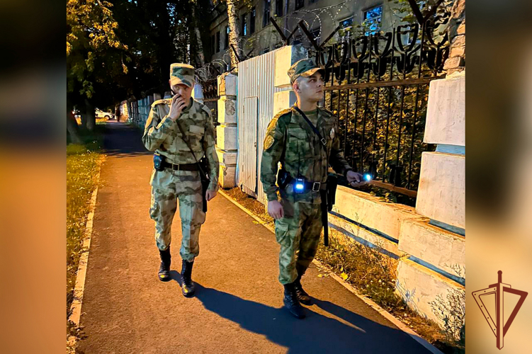 Военнослужащие Росгвардии оказали доврачебную помощь раненому прохожему