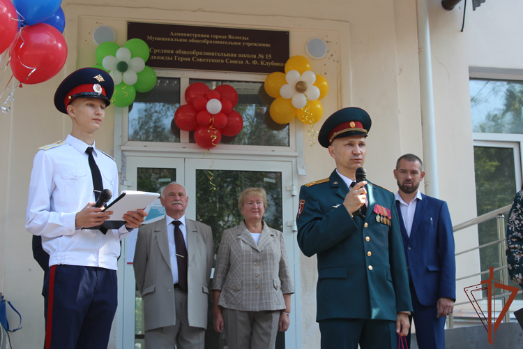 Сотрудники Северо-Западного округа Росгвардии поздравили школьников и кадет с Днем знаний 