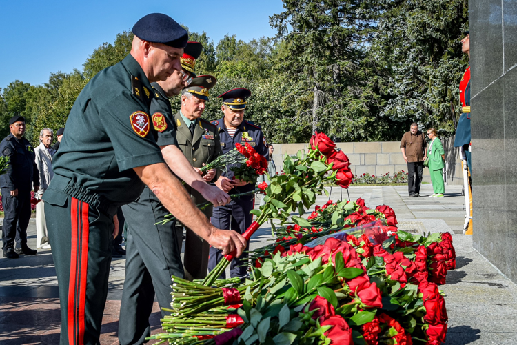 Делегация Росгвардии почтила память погибших в годы блокады Ленинграда (видео)