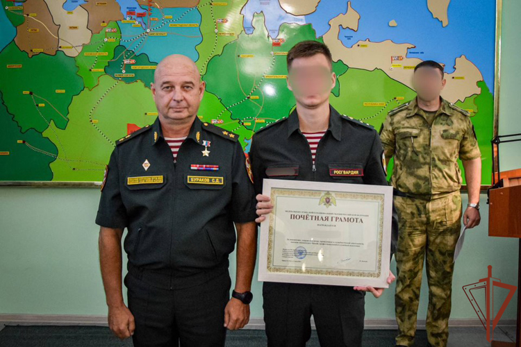 Командующий Северо-Западным округом вручил госнаграды росгвардейцам - участникам СВО