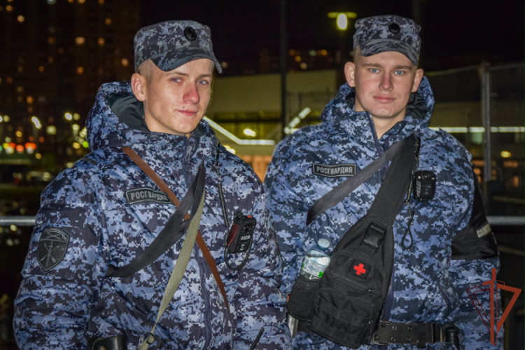 Военнослужащие и сотрудники Росгвардии в Cанкт-Петербурге обеспечили безопасность хоккейного матча