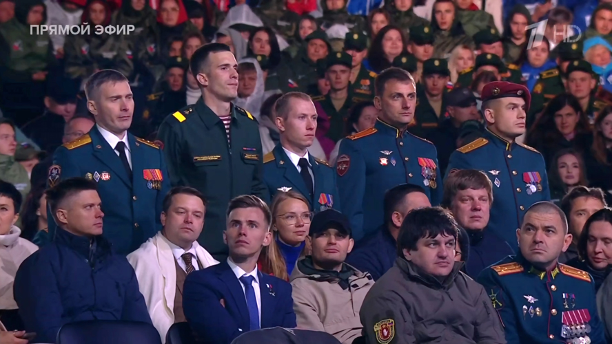 Росгвардейцы, удостоенные государственных наград, посетили праздничный концерт на Красной площади