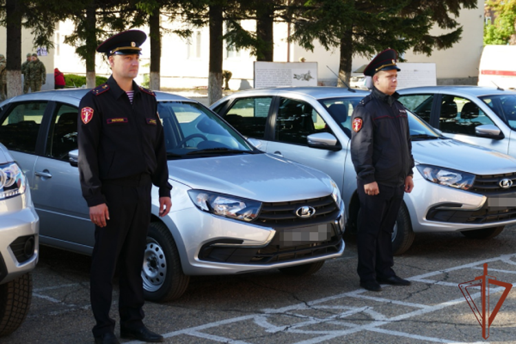 Ключи от новых служебных автомобилей вручили сотрудникам Росгвардии в Иркутской области
