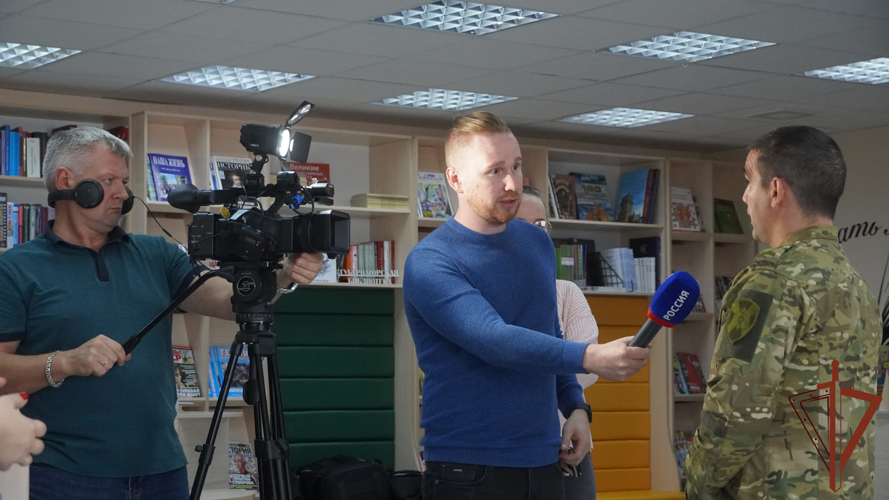 Читателям Нарьян-Мара представили книгу, в которую вошел рассказ бойца Росгвардии об участии в СВО