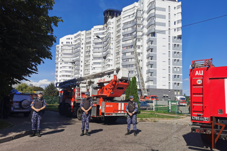 В Калининграде росгвардейцы оцепили место крупного пожара и охраняли имущество эвакуированных граждан
