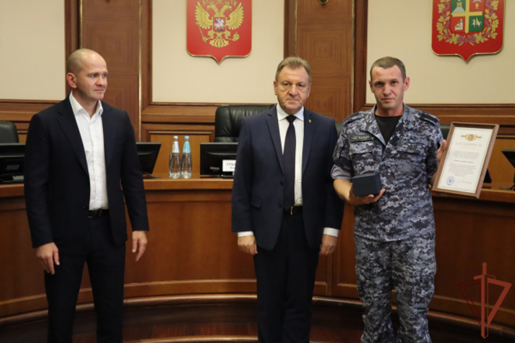 Глава Ставрополя вручил благодарственные письма участвовавшим в локализации пожара росгвардейцам