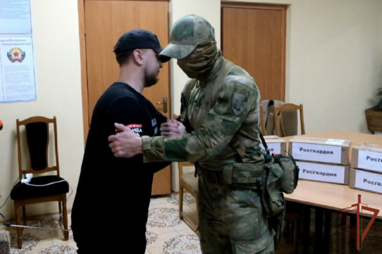 Росгвардейцы, выполняющие задачи в районе СВО, передали гуманитарную помощь пострадавшим от стихийных пожаров жителям ЛНР (видео)