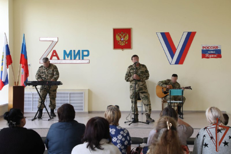 Ко Дню воссоединения новых регионов с Россией росгвардейцы провели праздничные концерты и уроки мужества в ЛНР  (видео)