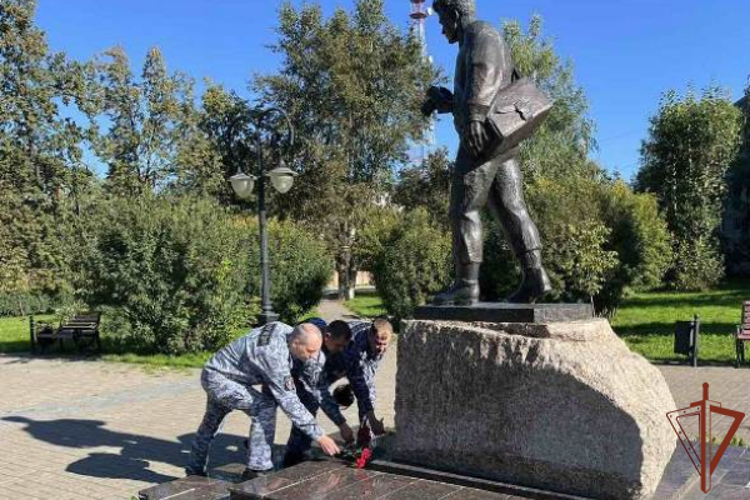 Память военных журналистов почтили росгвардейцы на Урале