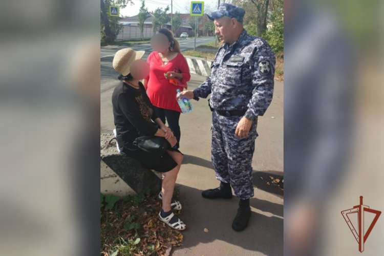 Сотрудники Росгвардии в Подмосковье оказали помощь почувствовавшей недомогание на улице женщине