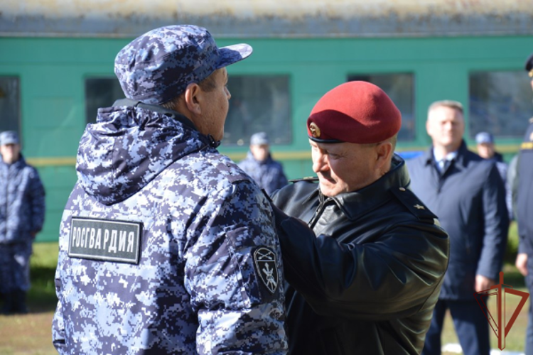 Врио командующего Сибирским округом Росгвардии в Алтайском крае принял участие в мероприятии к годовщине формирования регионального управления ведомства