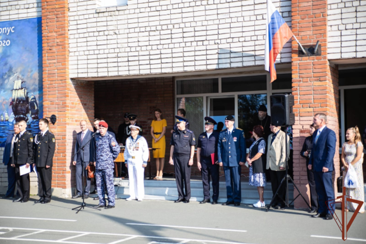 Сотрудники Северо-Западного округа Росгвардии поздравили школьников и кадет с Днем знаний 