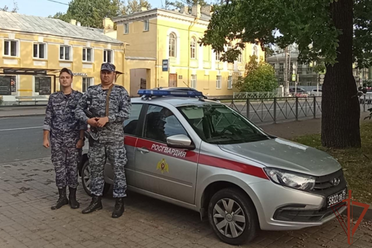 Росгвардейцы в Санкт-Петербурге разыскали и передали родственникам страдающего потерей памяти пенсионера 