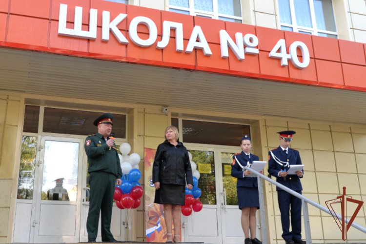 Росгвардейцы поздравили педагогов и учащихся подшефных школ с началом учебного периода на Урале