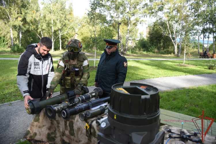 Росгвардейцы приняли участие в церемонии открытия сквера «Героев Донбасса» в Новосибирске