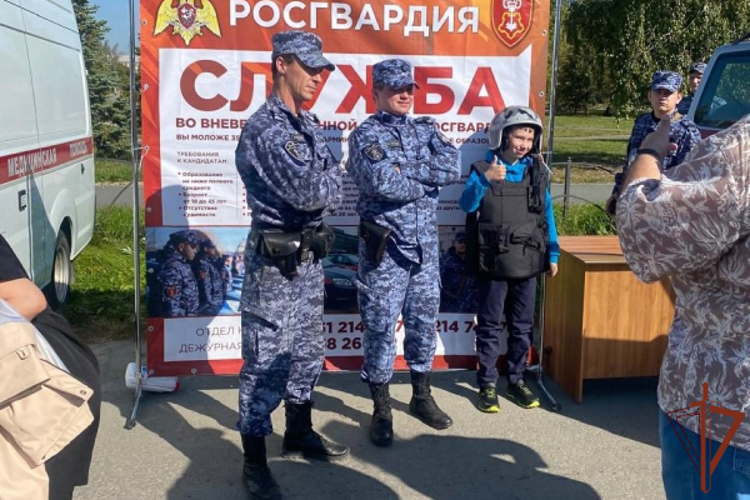 Росгвардейцы провели патриотические и профориентационные встречи с молодым поколением на Урале
