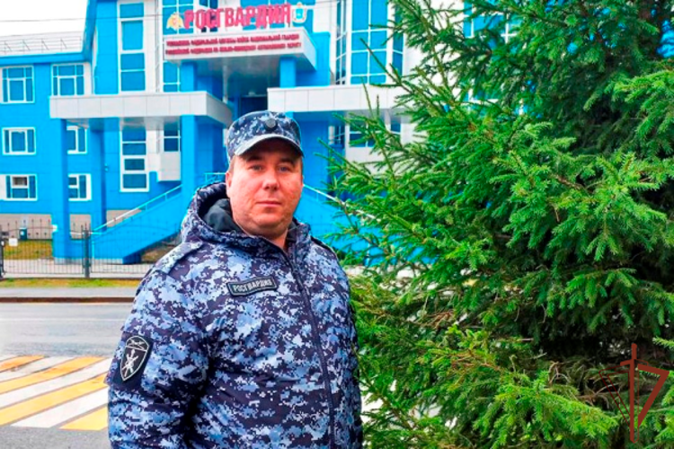 На Ямале росгвардеец оказал первую доврачебную помощь мужчине с приступом эпилепсии и помог в раскрытии преступления