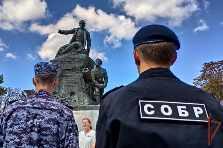 Сотрудники Росгвардии почтили память героев Первой обороны Севастополя