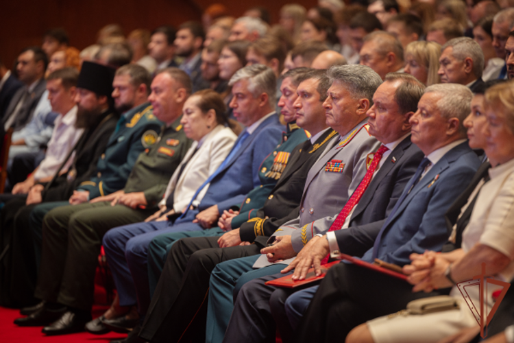 Командующий Южным округом Росгвардии принял участие в церемонии празднования 87-летия Ростовской области