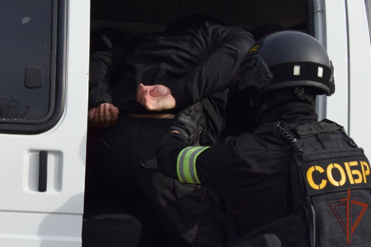При силовой поддержке СОБР Росгвардии в Астрахани задержан подозреваемый в вымогательстве и похищении человека