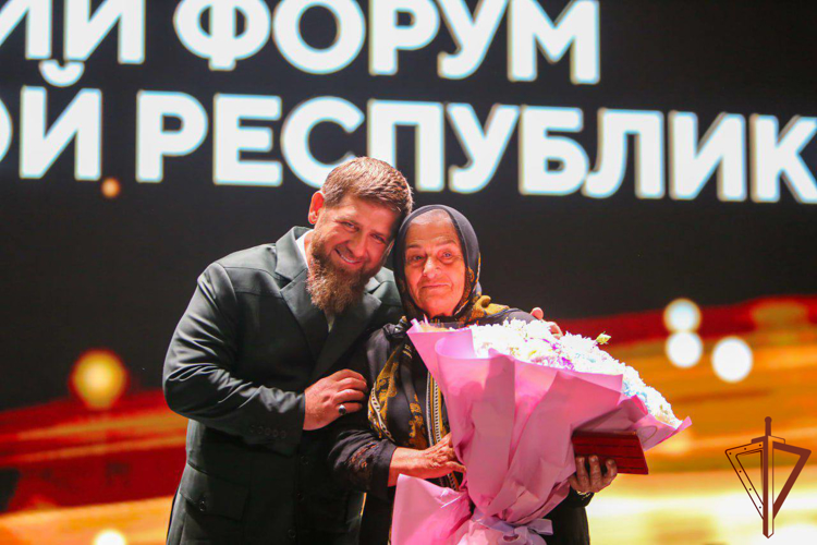 Матерям погибших сотрудников Росгвардии вручены медали «Ненан Сий -Материнская Слава» в Грозном