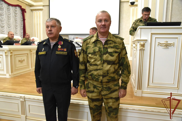 Командующий Сибирским округом Росгвардии вручил награды отличившимся офицерам