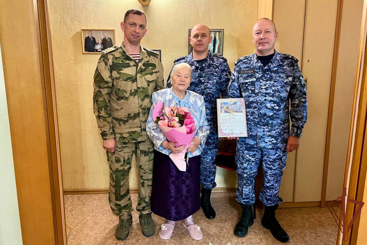 Представители Росгвардии в Еврейской автономной области поздравили ветерана Великой Отечественной войны с Днем рождения 