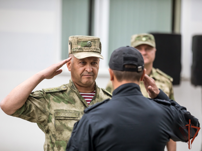 Генерал-полковник Александр Попов вручил государственные награды отличившимся росгвардейцам в Белгородской области