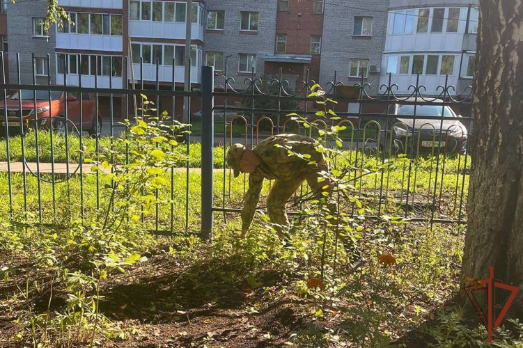 Военнослужащие Росгвардии в Томской области присоединились к всероссийскому субботнику «Зеленая Россия»