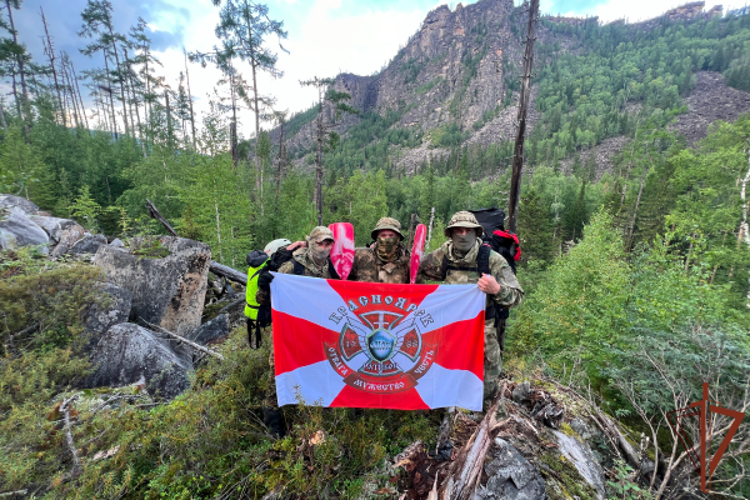 Сотрудники ОМОН Росгвардии из Красноярска совершили многокилометровый поход ко всемирному дню туризма
