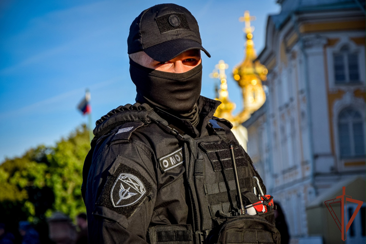 Безопасность осеннего праздника фонтанов в Петергофе обеспечили росгвардейцы