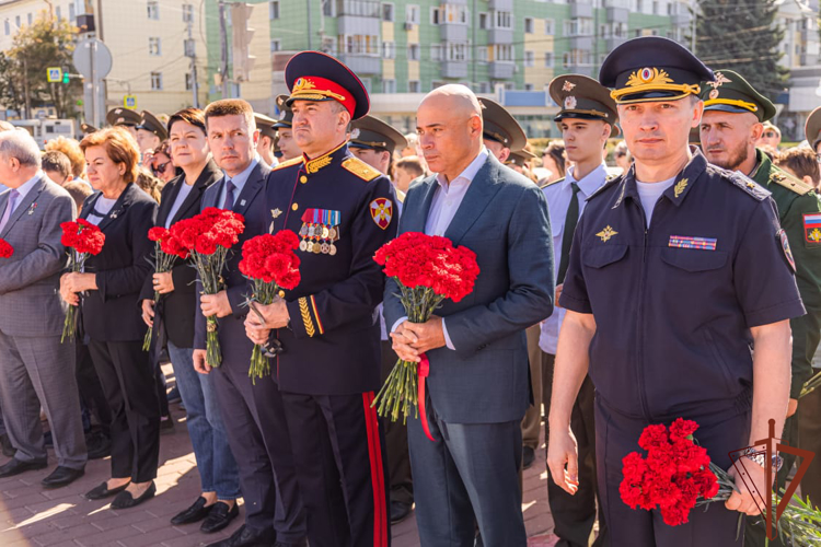 Сотрудники Росгвардии почтили память Героев России в Липецке