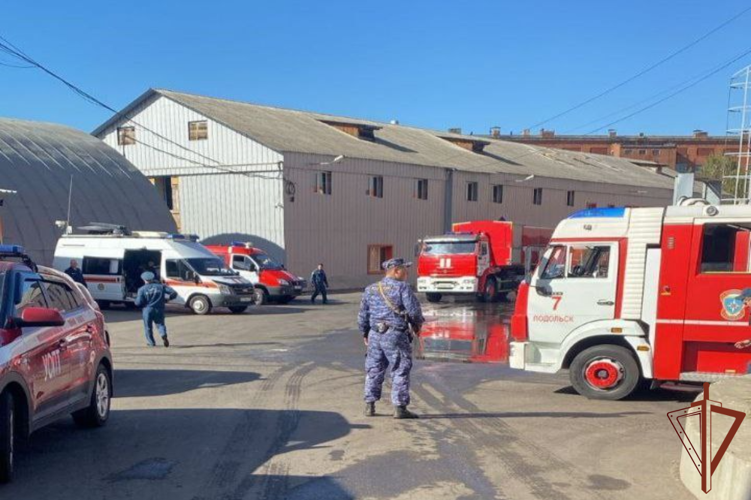 В Подольске сотрудники Росгвардии оказали помощь спасателям в эвакуации людей из горящего здания