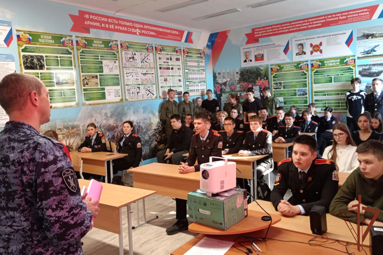 Патриотические мероприятия для подшефных школьников провели росгвардейцы на Урале