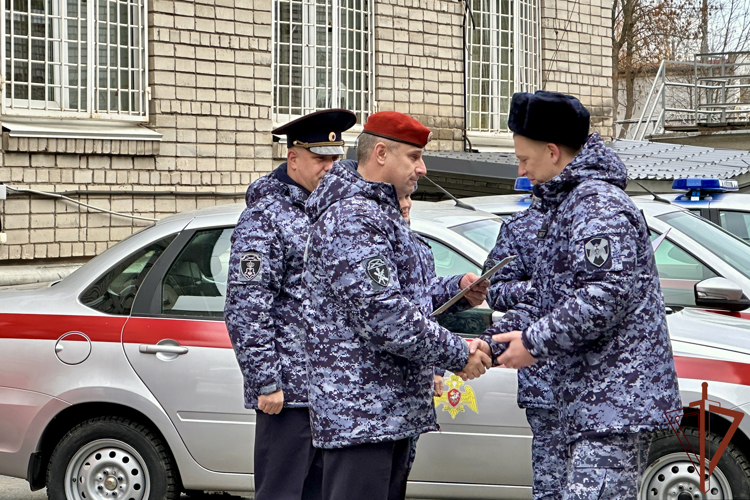 В преддверии Дня вневедомственной охраны патрульным экипажам в Карелии вручили ключи от новых служебных автомобилей