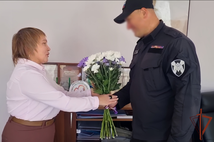 Военнослужащие и сотрудники Росгвардии в Сибири поздравили педагогов с профессиональным праздником