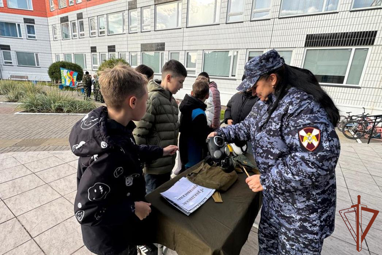Патриотические мероприятия для школьников провели росгвардейцы в Сибири