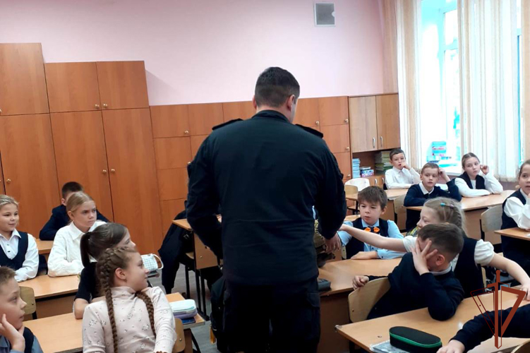Патриотические мероприятия для школьников провели росгвардейцы в Сибири