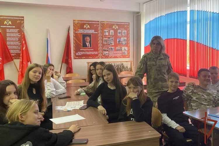Патриотические мероприятия для школьников провели росгвардейцы в Сибири